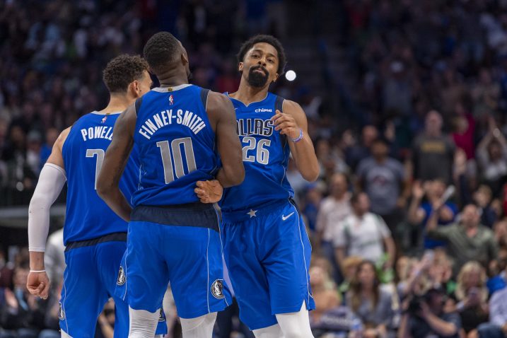 Dwight Powell i Dorian Finney-Smith/Foto REUTERS