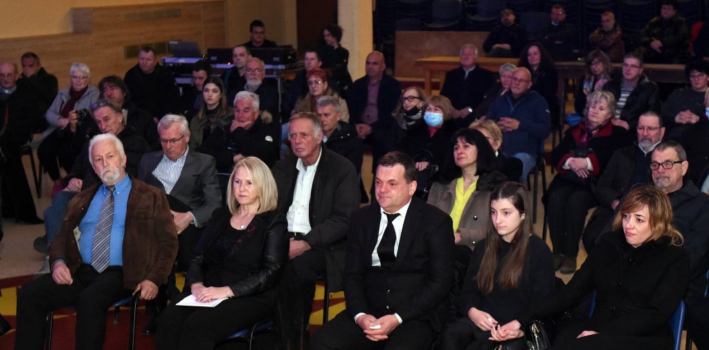 Mnogobrojni su se Grobničani došli oprostiti i izraziti poštovanje Vlasti Juretić / Foto Marko GRACIN