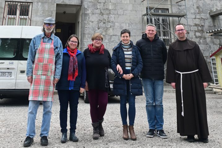 Dragan Todorić, Dolores Turkalj Jurčević, Dijana Superina, Nela Pujić, Pjer Orlić i fra Krunoslav Kocijan SNIMIO: VEDRAN KARUZA