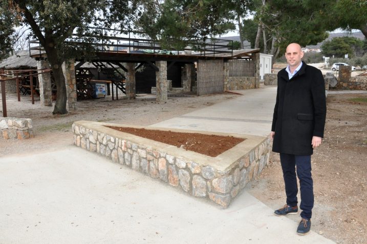 Načelnik Daniel Strčić pred zidićem kojim je Bonifačić presjekao put do kupališne zone /Foto: M. TRINAJSTIĆ