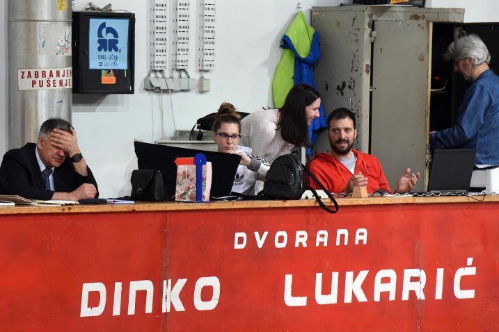 BOLI GLAVA - Opunomoćenik Ivica Komadina s ekipom sa zapisničkog stola/Foto M. GRACIN
