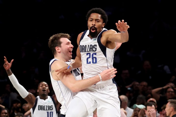 Luka Dončić i Spencer Dinwiddie/Foto REUTERS