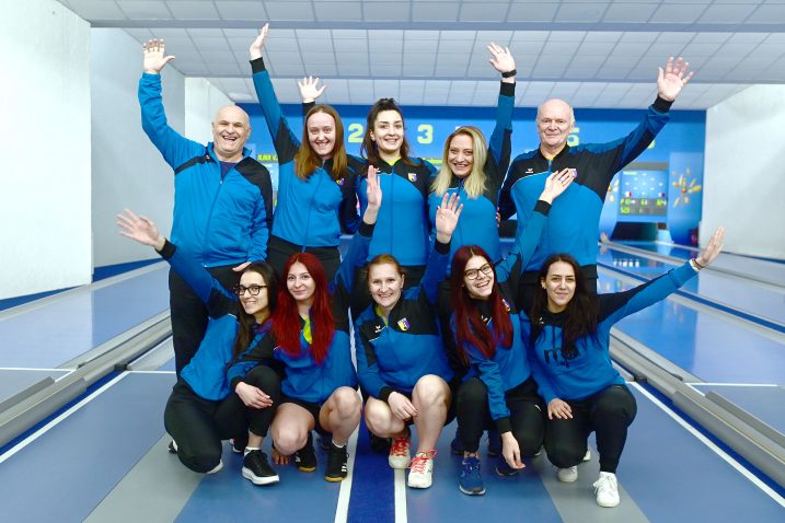 SVEČARSKA OSMICA - Tonči Mikac, Ana Jambrović, Tamara Sinković, Marina Bašić Palković, Lores Agotić (stoje), Anamarija Grdić, Venesa Bogdanović, Valentina Gal, Milana Pavlic i Mirna Bosak/Foto V. KARUZA