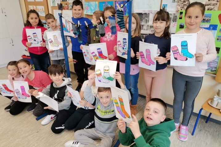 Učenici 2.b razreda sa svojim crtežima
