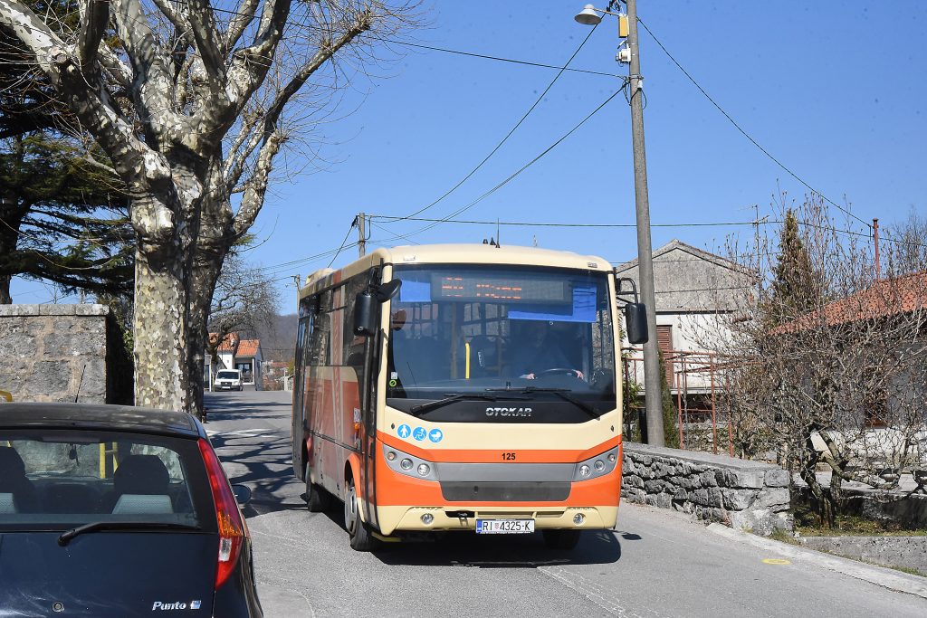  Autobusi javnog prijevoza voze sve rjeđe, a cesta je sve lošija i opasnija / Snimio S. DRECHSLER