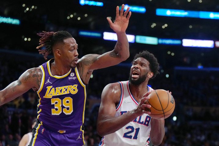 Dwight Howard i Joel Embiid/Foto REUTERS