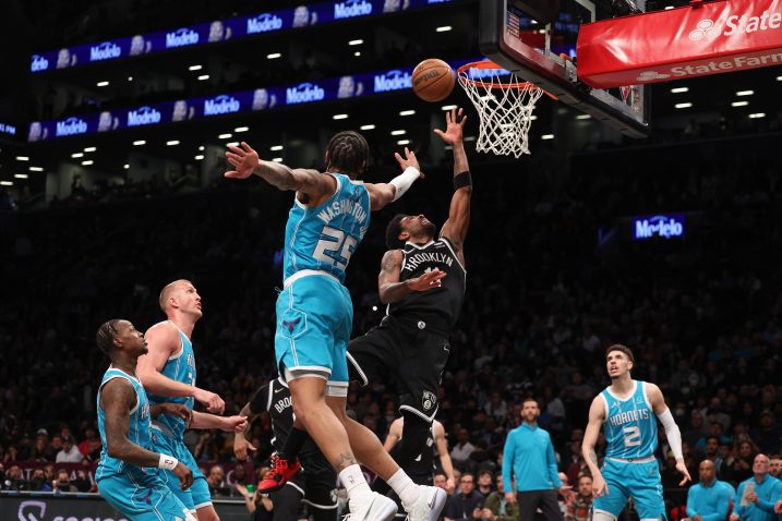 Kyrie Irving i PJ Washington/Foto REUTERS