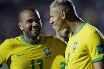 Richarlison slavi pogodak Brazilaca s Danijem Alvesom/Foto REUTERS