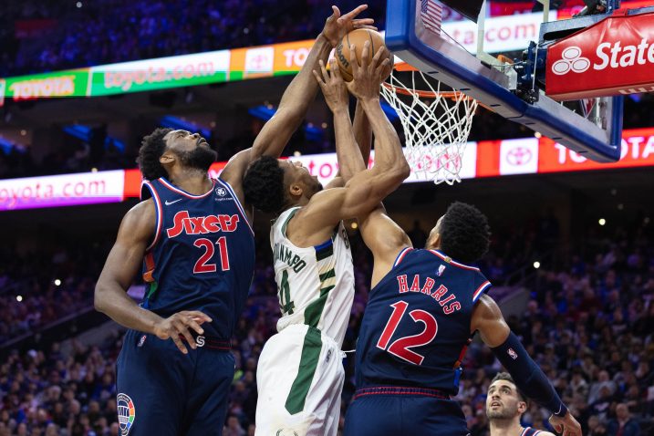 Giannis Antetokounmpo u zračnom duelu s Joelom Embiidom i Tobiasom Harrisom/Foto REUTERS