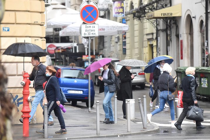 Kišobrani opet svoji na svome u gradu na Rječini / Snimio Sergej DRECHSLER