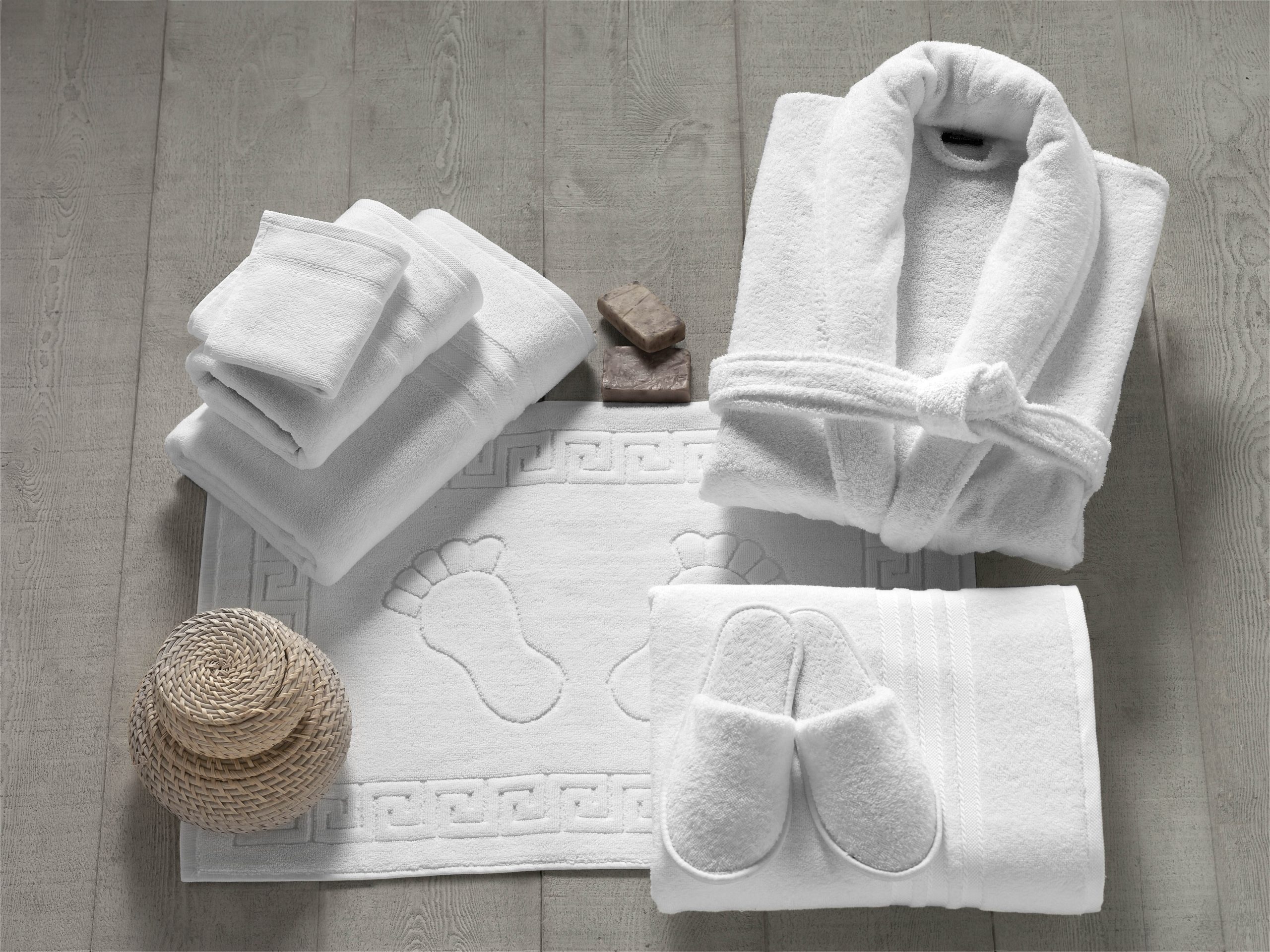 Махровые изделия полотенца. Полотенца и халаты для гостиниц. Отель халат полотенца. Махровый халат и полотенца. Махровые изделия в гостинице.