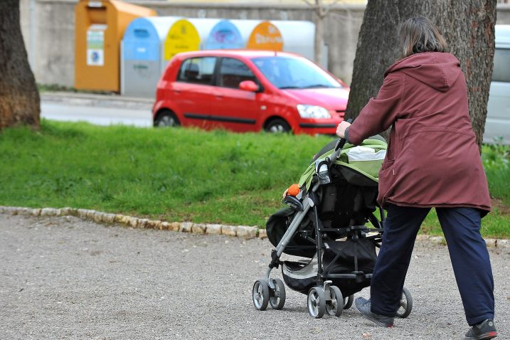 U više od 80 posto slučajeva jednoroditeljske obitelji čine majke, koje su prisiljene raditi više poslova da bi preživjele / Snimio S. DRECHSLER