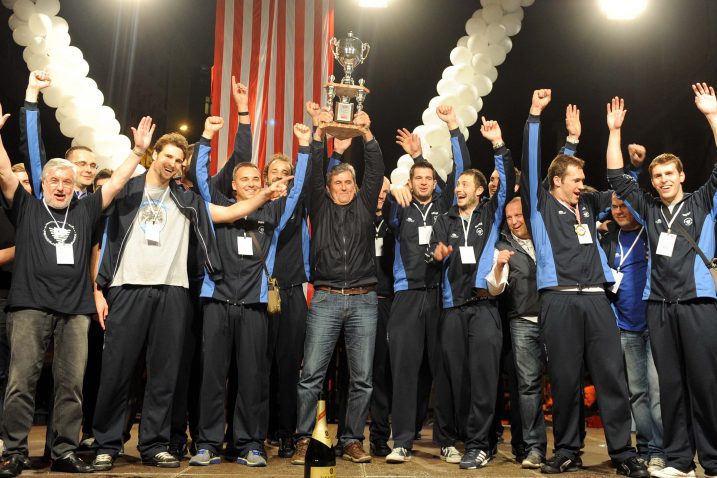 DANI PONOSA I SLAVE - Vaterpolisti Primorja EB su 2014. godine na Korzo donijeli trofej namijenjen prvaku Hrvatske/Foto V. KARUZA