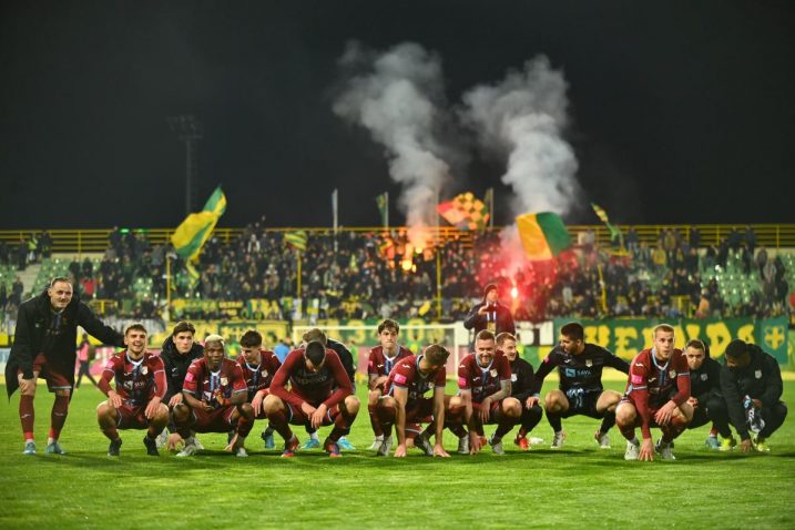 OSTALI U UTRCI ZA TITULU PRVAKA - Slavlje Bijelih nakon utakmice na Drosini/Foto M. LEVAK
