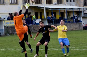 REMI - Toni Bošnjak, Matko Mahulja i Josip - Juraj Klindić otklanjaju opasnost ispred Lovranca Dominika Mohorovičića/Foto M. GRACIN