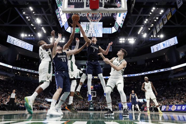 Luka Dončić pod košem Bucksa/Foto REUTERS