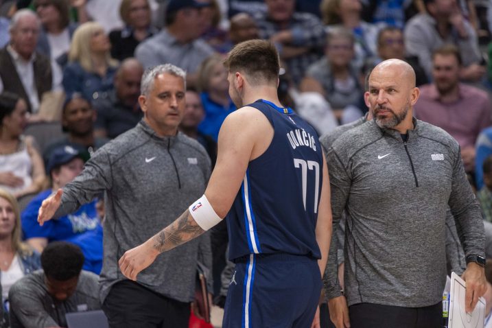 Luka Dončić i trener Dallasa Jason Kidd/Foto REUTERS