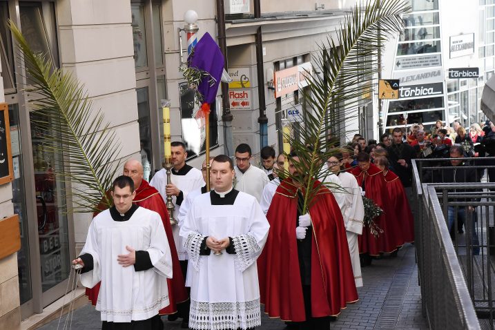 Procesija vjernika kretala se od Vele crikve do katedrale sv. Vida / Snimio Sergej DRECHSLER
