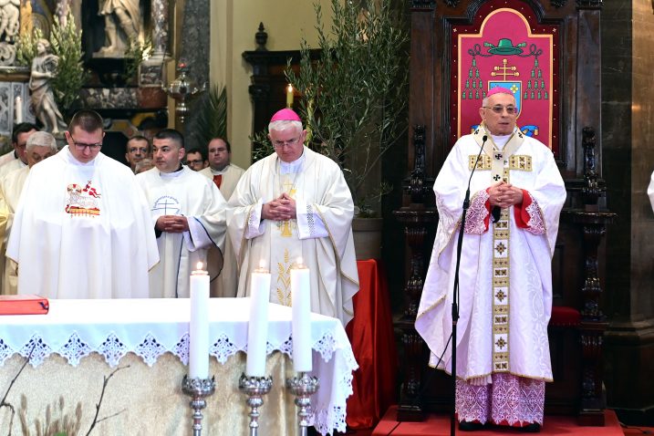 Euharistijsko slavlje predvodio je nadbiskup Ivan Devčić, a propovijedao je nadbiskup koadjutor Mate Uzinić / Snimio Vedran KARUZA