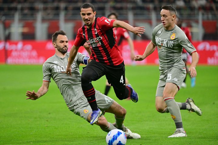 Ismael Bennacer u duelu s Milanom Badeljom/Foto REUTERS