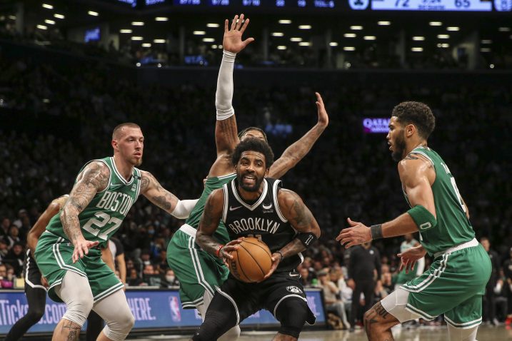 Kyrie Irving u okruženju "zelenih" iz Bostona/Foto REUTERS
