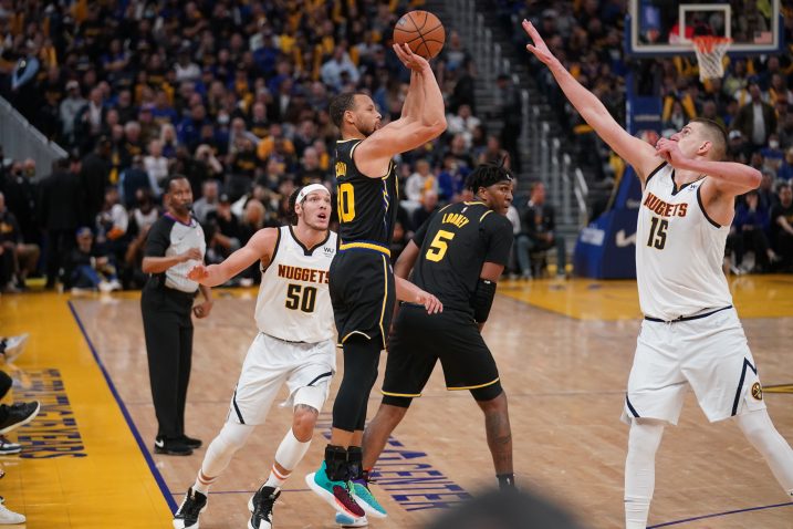 Stephen Curry pokušava poentirati preko Nikole Jokića/Foto REUTERS