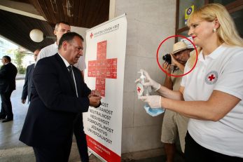 Vinko Kojunddžić (u crvenom krugu) snimljen kako fotografira Vilija Beroša tijekom ministrova posjeta Crvenom križu u Splitu / Foto Ivo Cagalj/PIXSELL