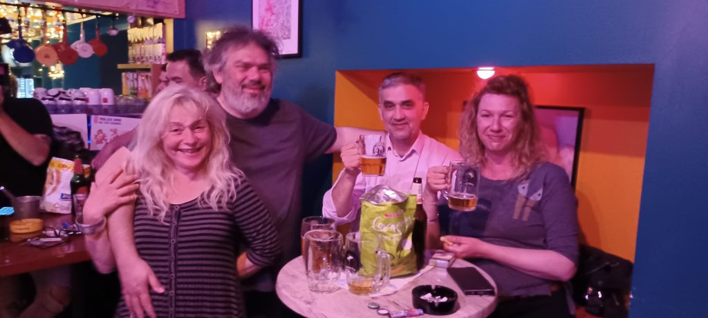Saša, Aljoša, Radovan i Biljana odlično raspoloženi uz dobre stare hitove i hladno pivo / Snimila Edita BURBURAN