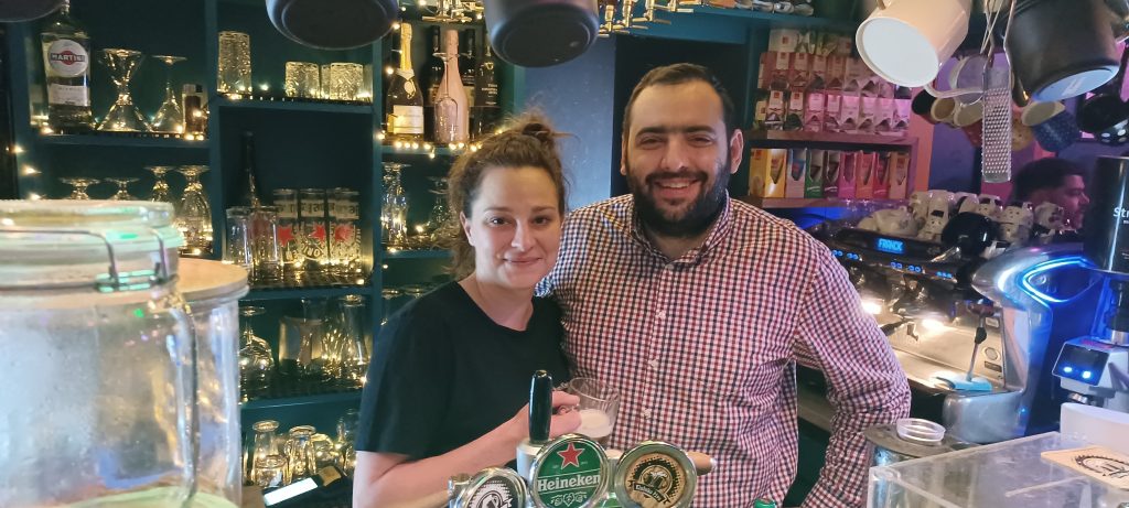 Voditelj kluba Andrej Briščik i konobarica Iva bili su vrlo zaposleni ali i odlično raspoloženi / Snimila Edita BURBURAN