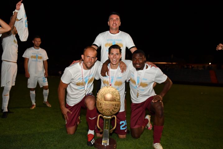 FEŠTA NA ŠUBIĆEVCU - Vratari Andrej Prskalo, Ivor Pandur i David Nwolokor s trenerom Gojkom Mrčelom/Foto HNK Rijeka