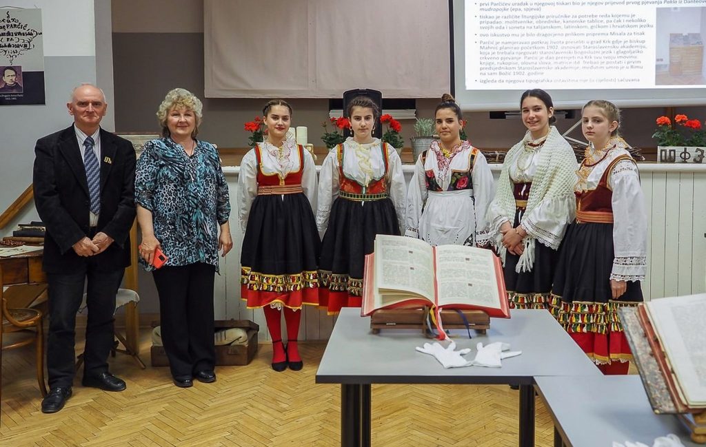 Darko Žubrinić i Mirna Lipovac u društvu vrbenskih folklorašica / Foto M. KIRASIĆ-NEKIĆ