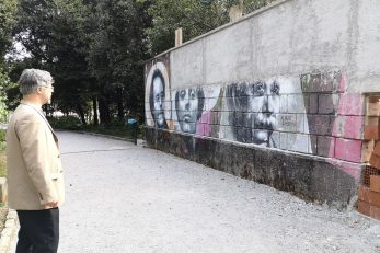 Ernie Gigante Dešković ispred oštećenog Zida slavnih u parku Angiolina / Foto A. KUĆEL-ILIĆ