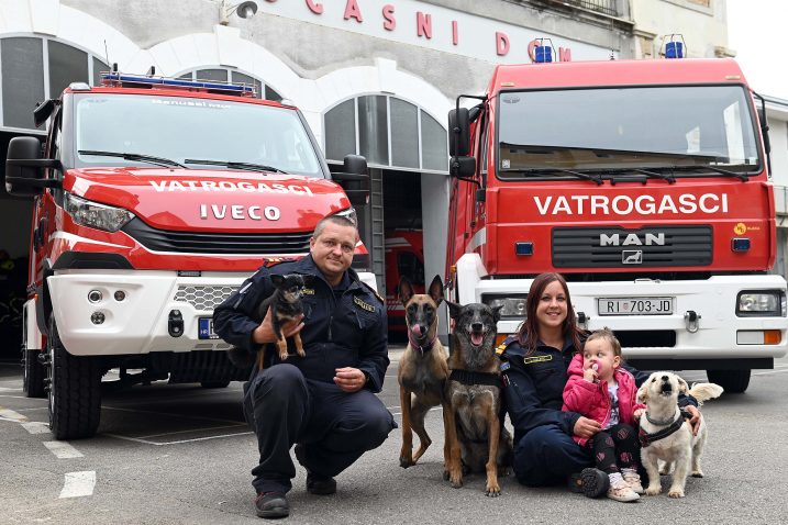 Prava vatrogasna obitelj - Rain s Eneom, Lorenom i Zoranom Laslavićem i psima Hydrom, Sparkyjem i Loli, Foto: Marko Gracin