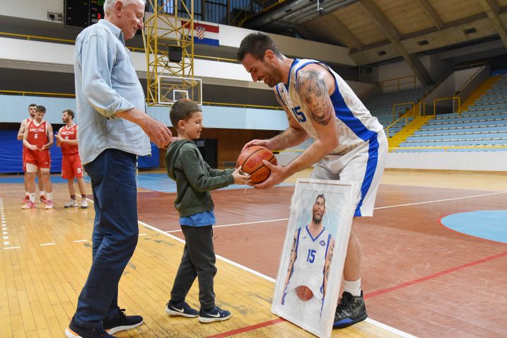 Perković sa Zlatkom i Mateom Lencom, najstarijim i najmlađim navijačima Kvarnera/Foto S. DRECHSLER