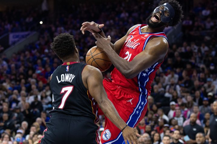 Joel Embiid i Kyle Lovry/Foto REUTERS