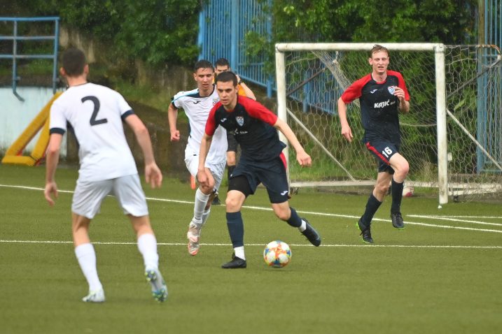 NESRETNE OSAMDESETE - Luka Kocijan (Zamet) pokušava nadmudriti Niku Španjola (Rab)/Foto M. LEVAK