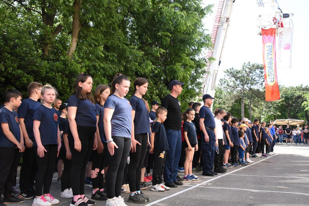 Postrojavanje vatrogasnog podmlatka / Snimio S. DRECHSLER