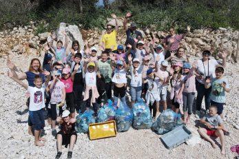 Učenici Područne škole Vrh od plastičnog otpada i naplavina čistili žala otoka Plavnika / Foto PONIKVE