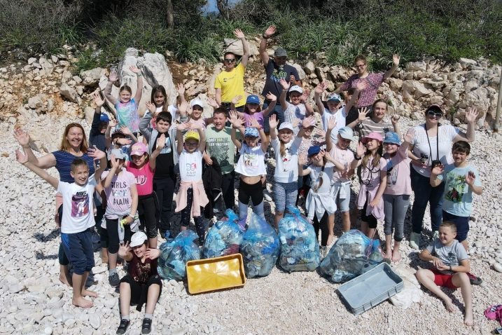 Učenici Područne škole Vrh od plastičnog otpada i naplavina čistili žala otoka Plavnika / Foto PONIKVE