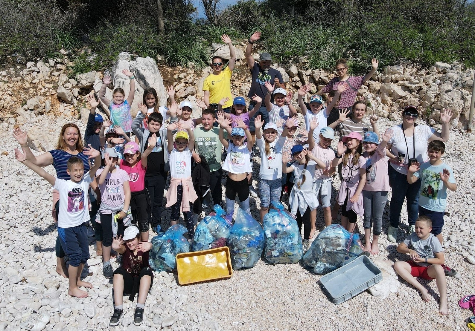 Učenici Područne škole Vrh od plastičnog otpada i naplavina čistili žala otoka Plavnika / Foto PONIKVE