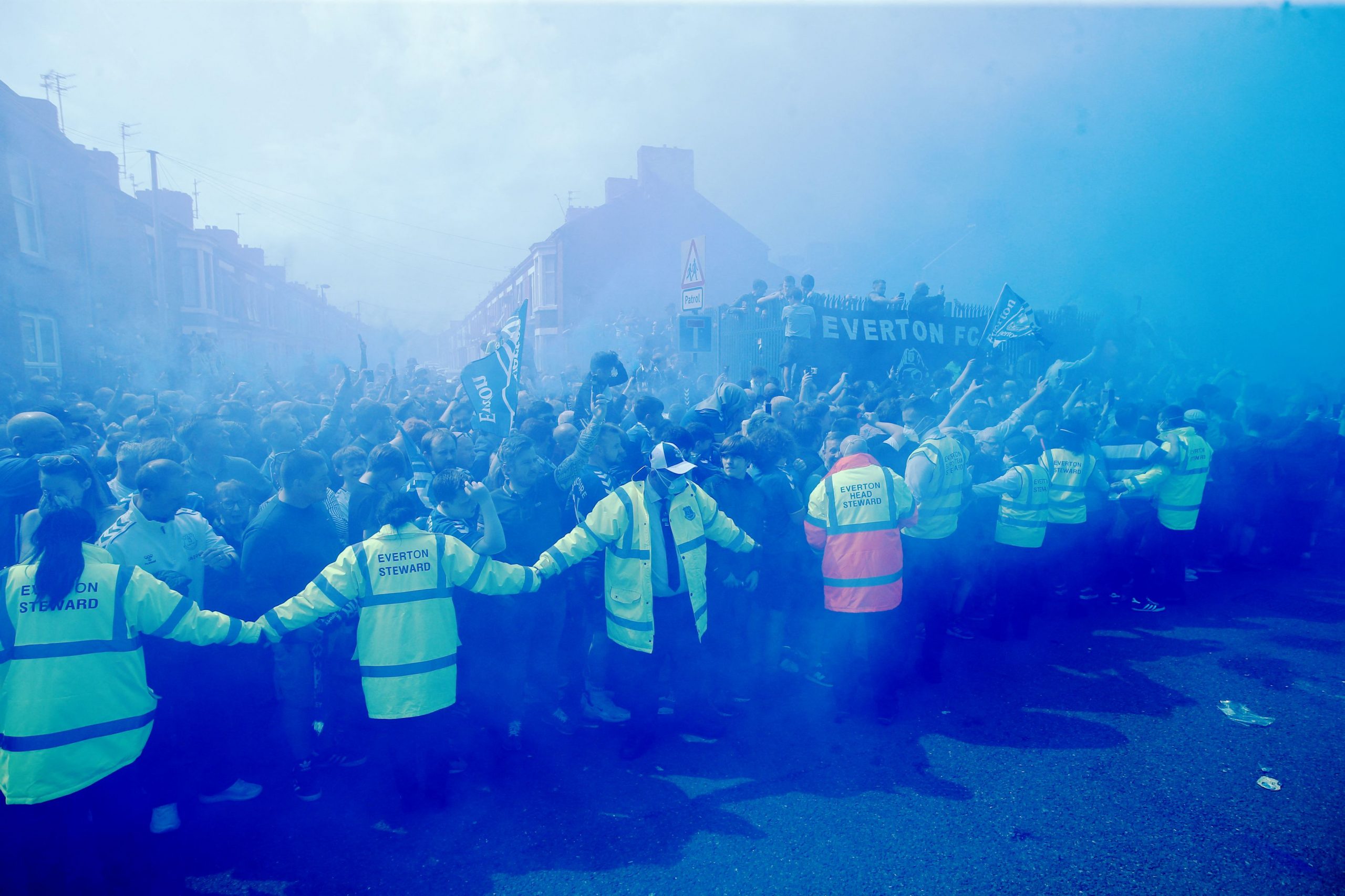 Navijači Evertona su prije utakmice priredili bakljadu/Foto REUTERS