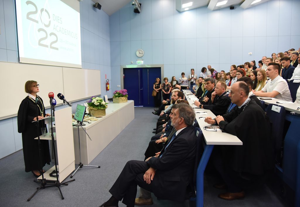 Rektorica Snježana Prijić Samaržija podnijela je izvješće o radu u protekloj godini / Snimio Sergej DRECHSLER