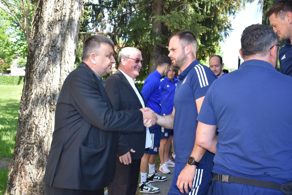  Stjepan Ćaćić, otac preminulog Marina, i Duško Ljuština, član Izvršnog odbora GNK-a Dinamo / Snimio M. SMOLČIĆ