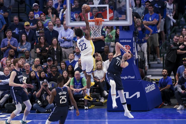 Andrew Wiggins zakucava preko Luke Dončića/Foto REUTERS