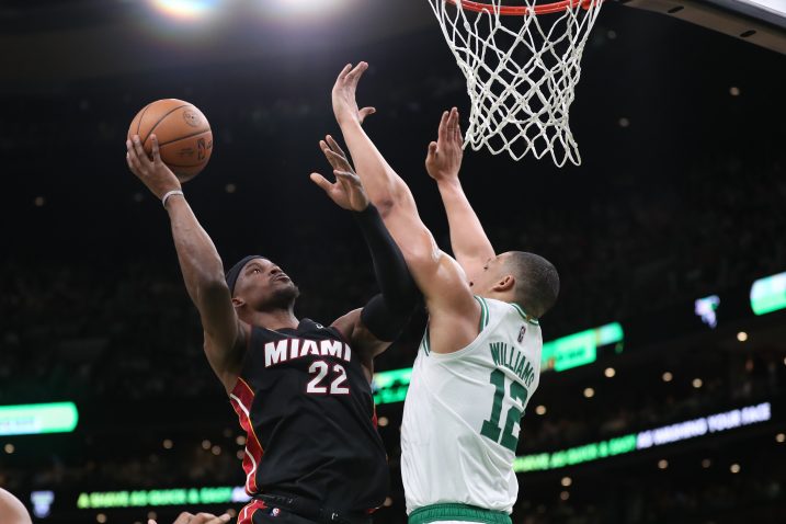 Jimmy Butler pokušava zakucati preko Granta Willamsa/Foto REUTERS