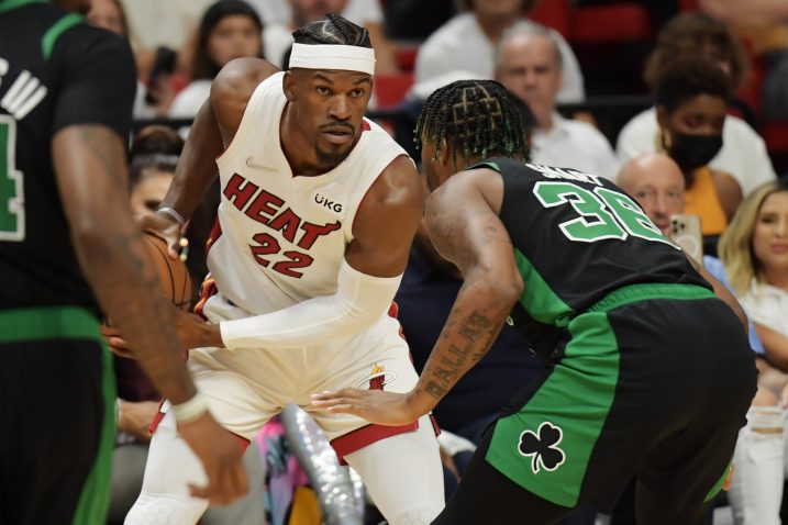 Jimmy Butler i Marcus Smart/Foto REUTERS
