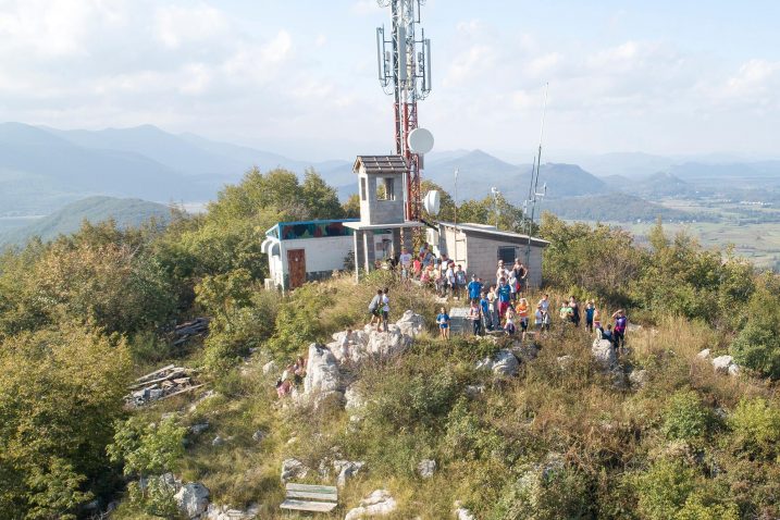 Brdo Oštra, vrh i kratka gorska kosa u blizini Gospića