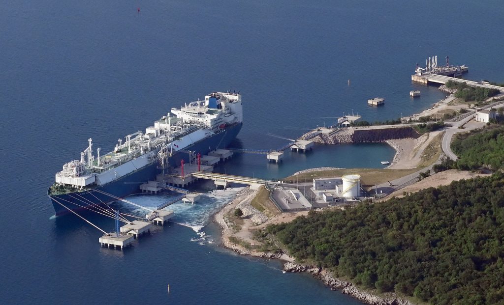  LNG brod »Croatia« u Omišlju / Snimio Vedran KARUZA