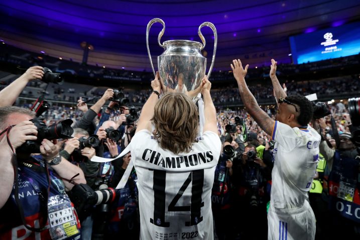 Luka Modrić s pokalom prvaka Europe istekom prošlogodišnjeg finala u Parizu/Foto REUTERS