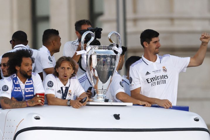 Luka Modrić i suigrači donijeli su pokal u Madrid/Foto REUTERS